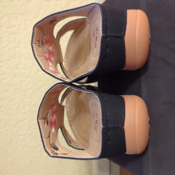 Luo Ge Black Floral Embroidered Comfort Sandals (Size 6) - Picture 5 of 6